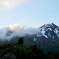 Mt Taranaki spielt mit den Wolken