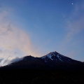 Mt Taranaki spielt mit den Wolken